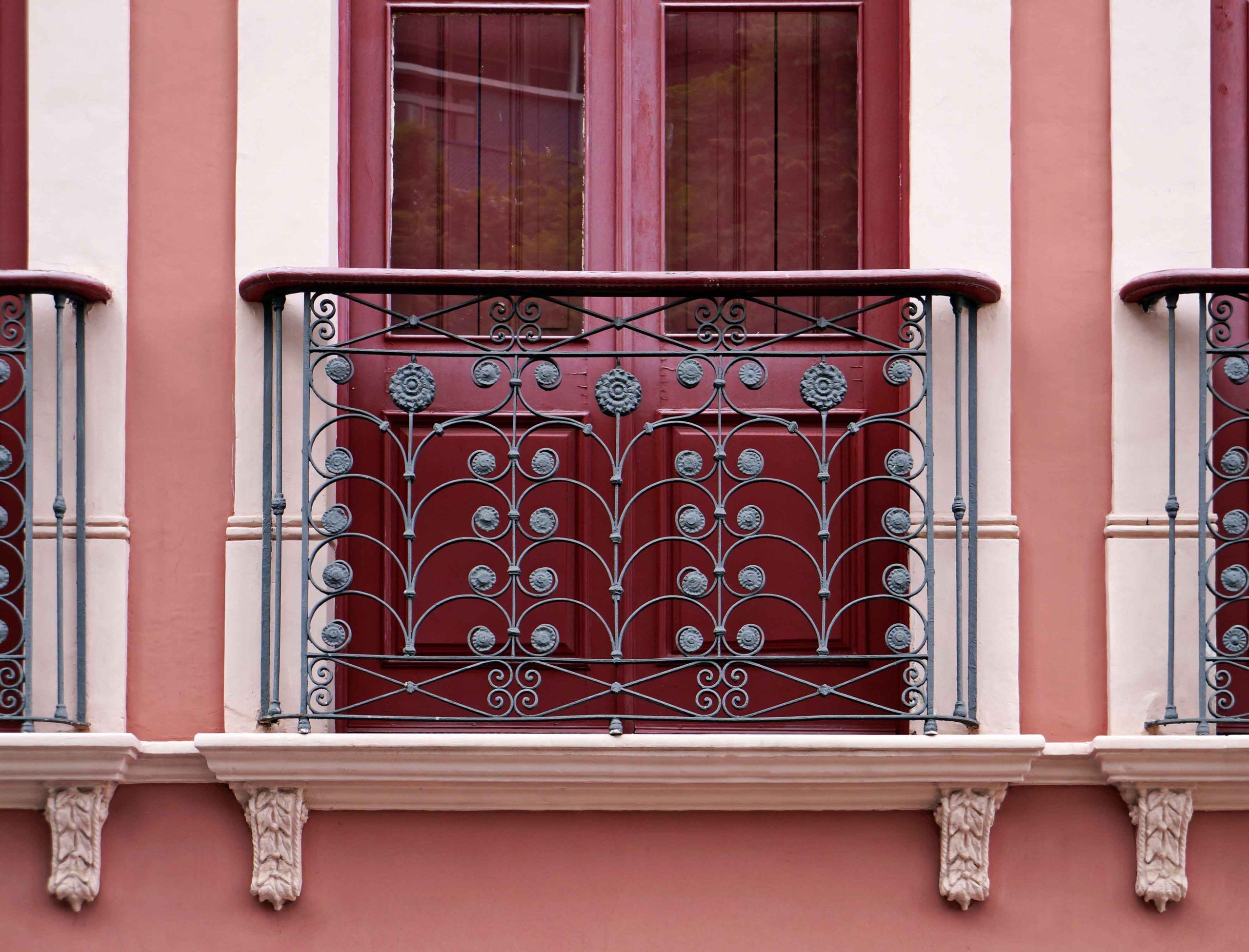 ancient-balcony-detail-on-facade-in-ouro-preto-2026-01-11-09-38-31-utc